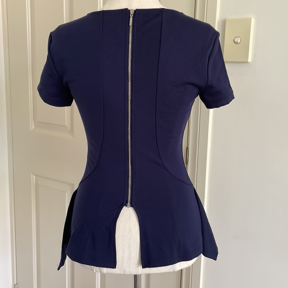 💙FOREVER NEW Sz6 Blue structured short sleeve blouse with zipper + flair detail - Picture 7 of 14
